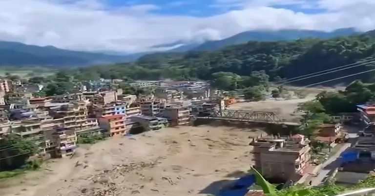 নেপালে ভয়াবহ আকস্মিক বন্যার ছবি